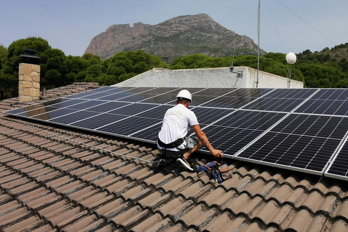 Как распределяется солнечная энергия между соседями?